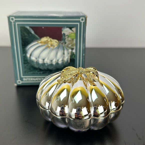 Vtg International Silver Company Small Shell Trinket Jewelry Box with Gold Bow - Picture 13 of 13